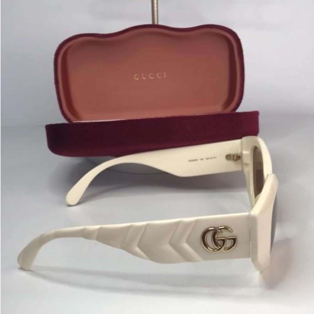 GUCCI GG0809S 002 cat eye sunglass comes in a ivory frame with brown lenses. - Picture 9 of 15